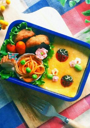 キャラ弁 穴開き卵でてんとう虫オムライス-レシピのメイン写真