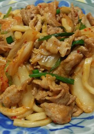 【龍愛】豚肉（牛肉）とキムチの焼きうどん-レシピのメイン写真