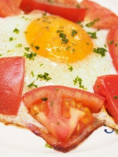 トマト入りベーコンエッグでイタリアン気分-レシピのメイン写真