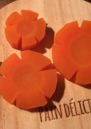 お弁当や煮物に 簡単！人参のお花飾り-レシピのメイン写真