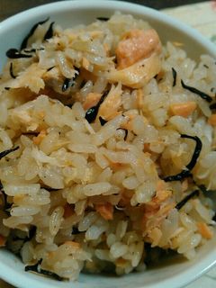 鮭とひじきの炊き込みご飯-レシピのメイン写真