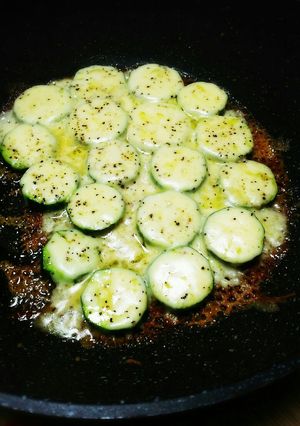 簡単！フライパンでズッキーニのチーズ焼き-レシピのメイン写真