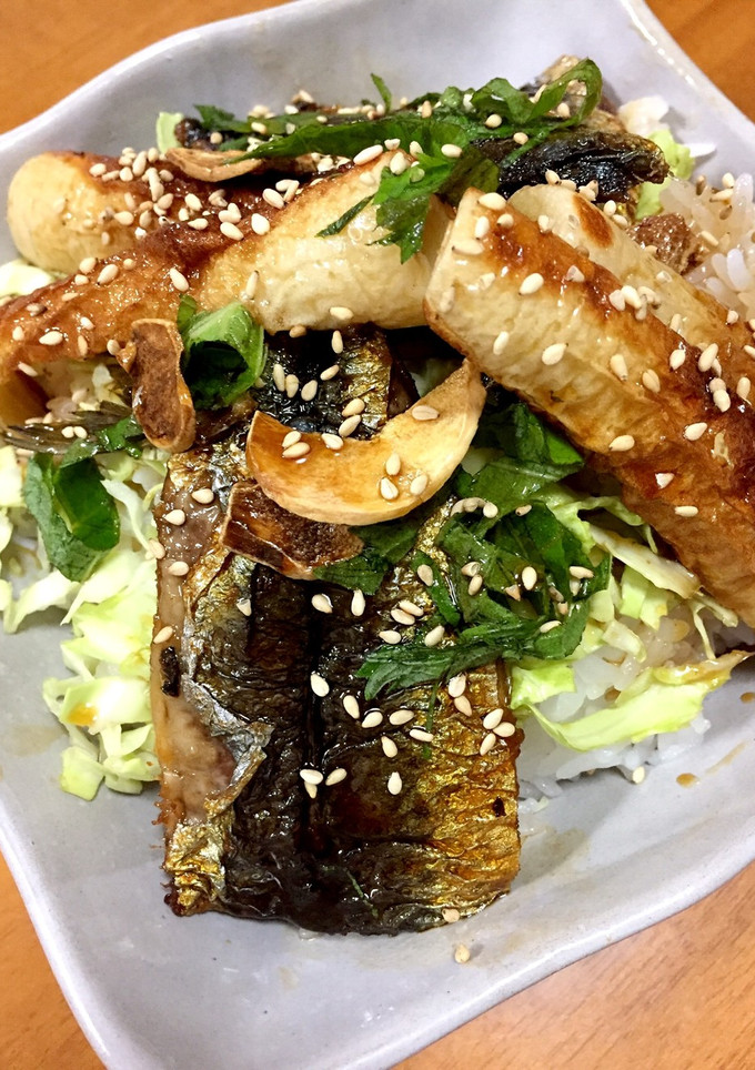 ちくわも一緒に♪イワシの蒲焼き丼-レシピのメイン写真
