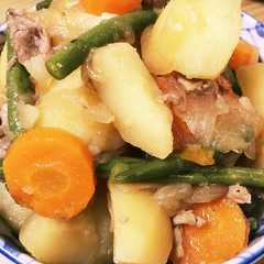 รูปของ 時短ホクホク、味が染み込む定番の肉じゃが