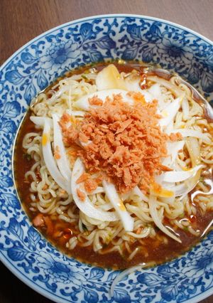 焼きほぐし鮭・新玉ねぎのせ冷やしラーメン-レシピのメイン写真