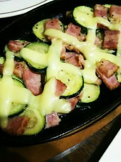 ズッキーニとベーコンのマヨ炒めチーズ焼き-レシピのメイン写真