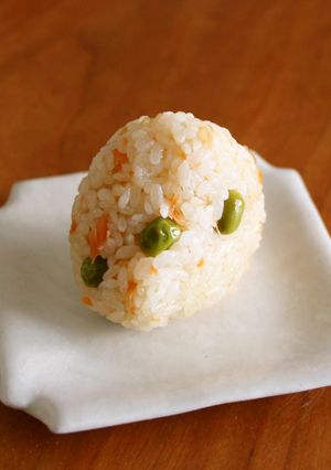 オイル漬け青豆と塩麹鮭の洋風おにぎり-レシピのメイン写真