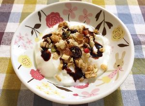 ヨーグルトにグラノーラ＆チョコシロップ-レシピのメイン写真
