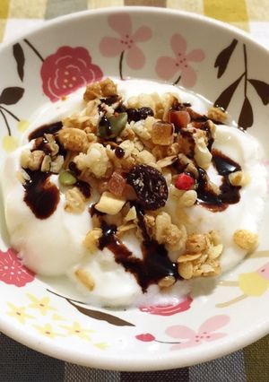ヨーグルトにグラノーラ＆チョコシロップ-レシピのメイン写真