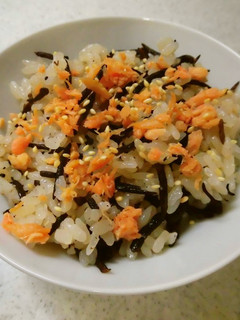 簡単レシピ! ひじきと鮭の混ぜこみご飯-レシピのメイン写真