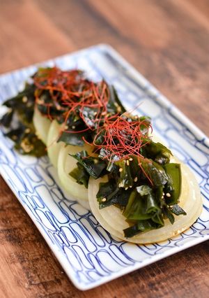 わかめナムルと玉ねぎステーキ-レシピのメイン写真