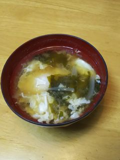 玉ねぎとワカメと落とし卵の味噌汁-レシピのメイン写真