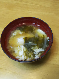 玉ねぎとワカメと落とし卵の味噌汁-レシピのメイン写真