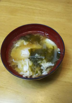 玉ねぎとワカメと落とし卵の味噌汁-レシピのメイン写真