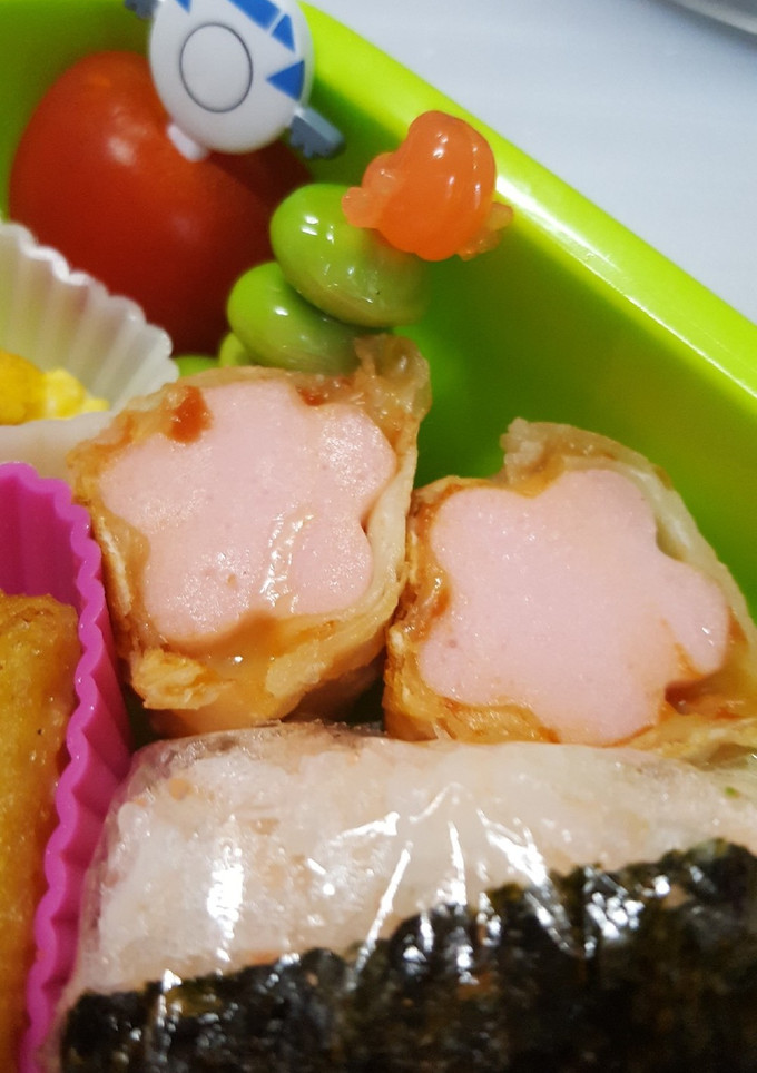 お弁当に☆餃子の皮でお花のソーセージ巻き-レシピのメイン写真