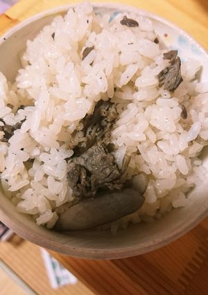 胃袋をつかんだ牛肉とごぼうの炊き込みご飯-レシピのメイン写真