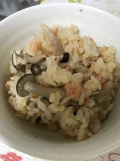 簡単&節約♫きのこと鮭の炊き込みご飯-レシピのメイン写真