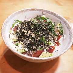 รูปของ 漬けマグロとアボカドのマヨマジック丼