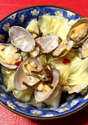 簡単♡キャベツ丸ごとピリ辛あさりの蒸し煮-レシピのメイン写真