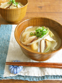 旨味たっぷり◎しいたけとたまねぎのみそ汁-レシピのメイン写真
