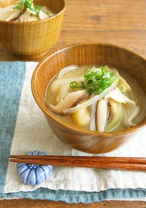 旨味たっぷり◎しいたけとたまねぎのみそ汁-レシピのメイン写真