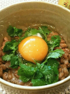 ナンプラー&パクチー香る♡納豆卵かけご飯-レシピのメイン写真
