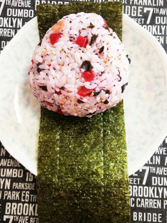 早食い防止♪梅しそわかめおにぎり*-レシピのメイン写真
