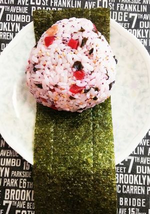 早食い防止♪梅しそわかめおにぎり＊-レシピのメイン写真