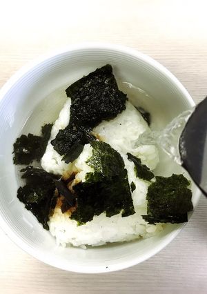 コンビニのおむすびで作るお茶漬け-レシピのメイン写真