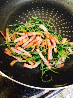 厚切りベーコンと豆苗の炒め物-レシピのメイン写真