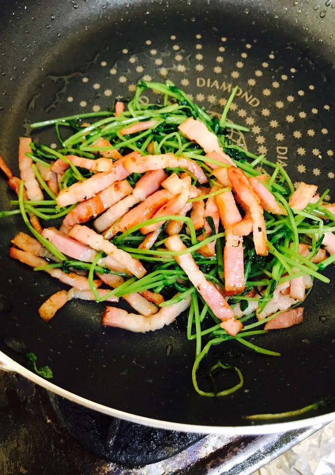 厚切りベーコンと豆苗の炒め物-レシピのメイン写真