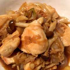 A picture of 鶏胸肉とキノコの甘辛炒め.