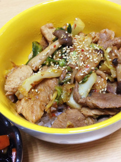 簡単おいしい!回鍋肉風豚丼-レシピのメイン写真