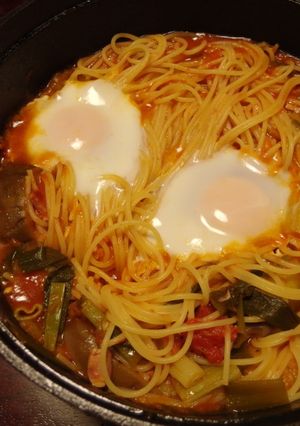 九条ねぎと赤なすの月見煮込みアラビアータ-レシピのメイン写真