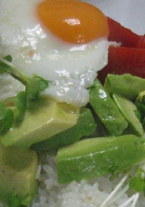 ゆで鶏とアボカドのさっぱりサラダ丼-レシピのメイン写真
