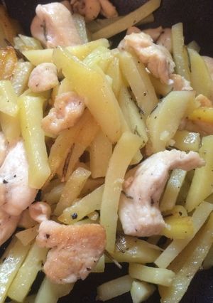 簡単！ジャガイモと鶏肉のハーブ炒め-レシピのメイン写真