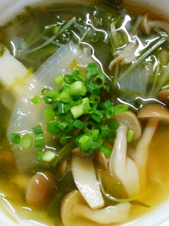 簡単ランチ♪水菜ときのこのコンソメスープ-レシピのメイン写真