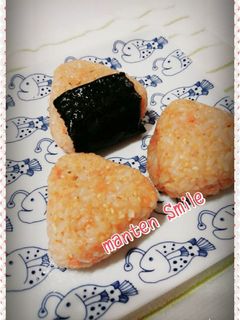 子供大好き♥️ゴマ香る鮭おにぎり-レシピのメイン写真
