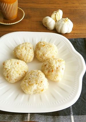 食欲そそる！ガーリックライスのおにぎり-レシピのメイン写真