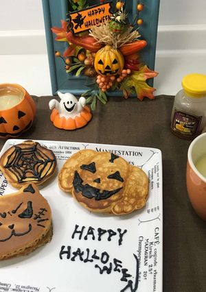 ハロウィン朝食やおやつに！ターメリックパンケーキ-レシピのメイン写真