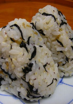 "ひじきのしっとりふりかけ"でおにぎり♪-レシピのメイン写真