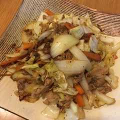 รูปของ もう味付けに悩まない♡肉野菜炒め