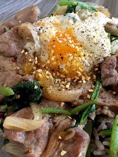 豚小松菜のアジアン炒め温玉のせ丼-レシピのメイン写真