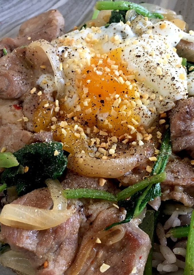 豚小松菜のアジアン炒め温玉のせ丼-レシピのメイン写真