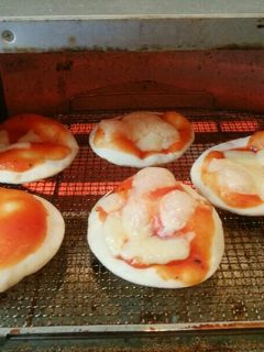 おやつや朝食に!ミニピザ-レシピのメイン写真