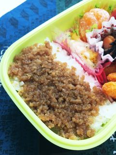 鶏そぼろ弁当☆たまには味噌で☆超簡単-レシピのメイン写真