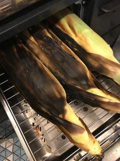 香ばしい!皮のまま丸焦げとうもろこし-レシピのメイン写真