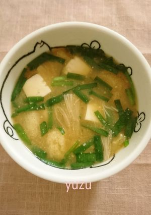 朝食や夕食に♪薄揚げとニラと豆腐の味噌汁-レシピのメイン写真