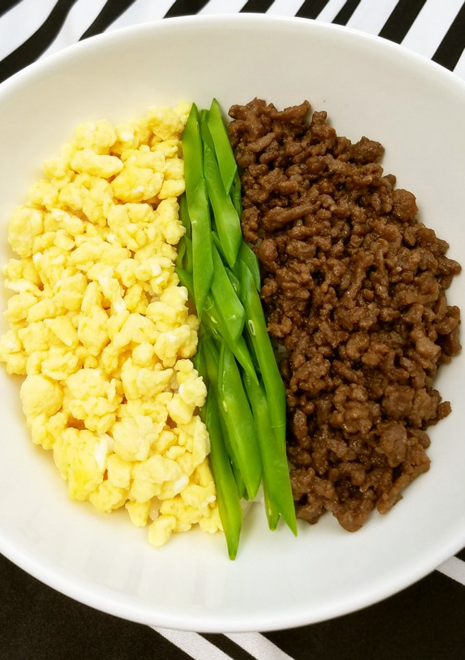 合挽き肉とフワフワ卵きぬさやのそぼろ丼♪-レシピのメイン写真