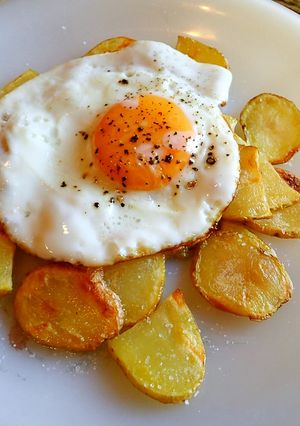 目玉焼きのせフライドポテト-レシピのメイン写真